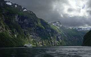 Картинка фьельд, горы, корабль, природа, водоем, облака, пейзаж