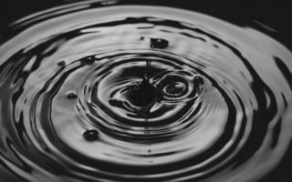 Картинка вода, капля, круги, черно-белый, природа, отражение, минимализм