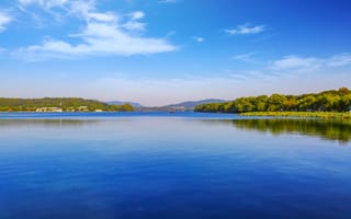 Картинка озеро, природа, небо, вода, пейзаж, деревья, синий