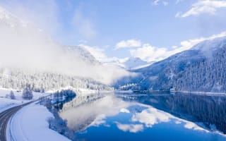 Картинка зима, горы, озеро, снег, природа, пейзаж, облака, отражение, лес, дорога