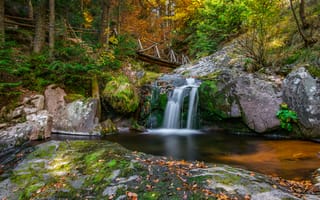 Картинка водопад, природа, осень, лес, камни, поток, мост, пейзаж, спокойствие, вода