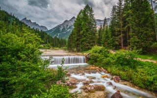 Картинка природа, горы, река, водопад, лес, пейзаж, водоем, зелень, камни, облака