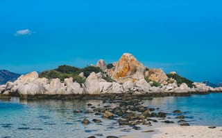 Картинка остров, море, пейзаж, камни, небо, пляж, природа