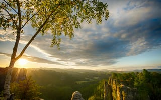 Картинка природа, пейзаж, горы, закат, деревья, небо, солнце, лес, камни, отдых