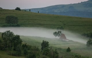 Картинка пейзаж, природа, туман, горы, деревья, холмы, домик