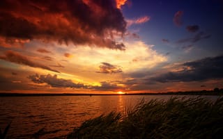 Картинка закат, природа, река, облака, пейзаж, вода, небо, трава, красота, мир