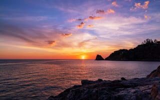 Картинка закат, море, пейзаж, природа, небо, камни, отдых