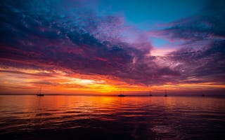 Картинка закат, море, облака, пейзаж, лодки, небо, отражение