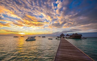 Картинка закат, море, пирс, лодки, небо, облака, отдых