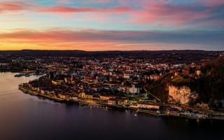 Картинка город, закат, река, пейзаж, архитектура, природа, облака