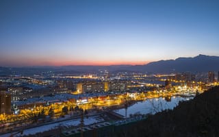 Картинка город, закат, ночь, пейзаж, огни, горы, река