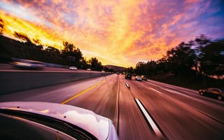 Картинка дорога, закат, автомобиль, пейзаж, движение, небо, природа