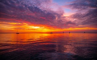 Картинка закат, море, пейзаж, облака, лодки, отражение, природа, красота