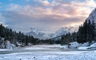 Картинка зима, горы, река, лес, пейзаж, снег, облака, природа, холод, красота