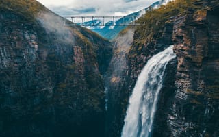 Картинка водопад, природа, горы, мост, пейзаж, скалы, туман