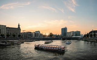 Картинка город, река, закат, лодки, архитектура, пейзаж, туризм