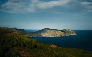 Картинка пейзаж, море, остров, природа, горы, небо, деревья