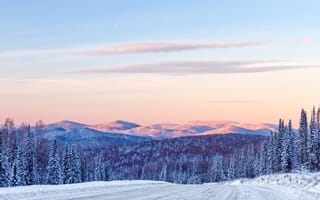 Картинка зима, пейзаж, горы, снег, лес, закат, дорога