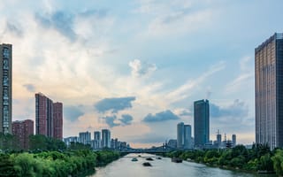 Картинка город, река, небо, здания, пейзаж, архитектура, природа, облака, городской, современный