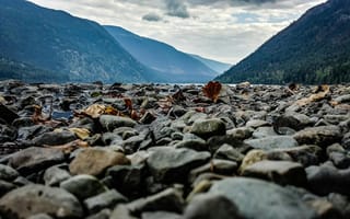 Картинка природа, горы, камни, река, пейзаж, осень, водоем, небо, листья, тишина