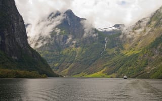 Картинка горы, озеро, природа, пейзаж, водопад, облака, корабль