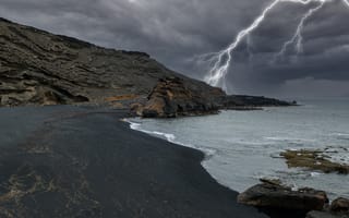 Картинка море, гром, пейзаж, скалы, шторм, черный песок, природа, горы, небо, молния