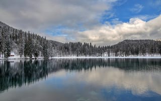 Картинка озеро, зима, лес, снег, природа, отражение, пейзаж, небо, горы, мирный