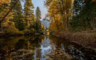 Картинка осень, природа, река, деревья, отражение, мост, пейзаж, золотые листья, горы, тихое место