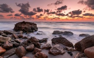 Картинка море, закат, камни, пейзаж, природа, пляж, обои