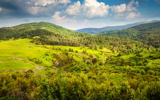 Картинка природа, пейзаж, горы, лес, небо, зелень, облака, долина, отдых, красота