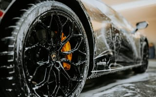 Картинка автомобиль, колесо, моечка, черный, спорткар, диски, чистота, ламборгини