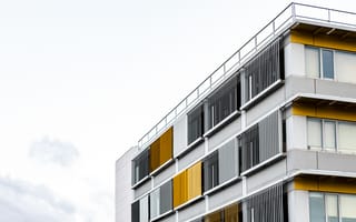 Картинка здание, архитектура, современный, фасад, окна, желтый, город