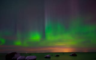 Картинка северное сияние, ночное небо, природа, пейзаж, водоем, камни, звезды