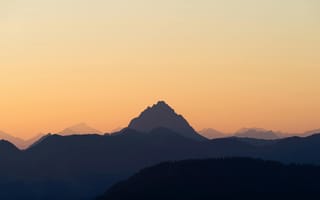Картинка горы, закат, пейзаж, природа, горизонт, туман, пик