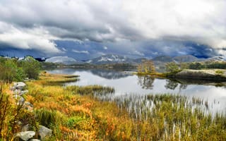 Картинка природа, озеро, горы, осень, пейзаж, облака, водоем, растительность, спокойствие, красота