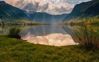 Картинка природа, озеро, горы, пейзаж, небо, отражение, зелень, свет, пейзажный, лето