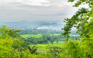 Картинка природа, пейзаж, горы, зелень, долина, облака, сельская местность