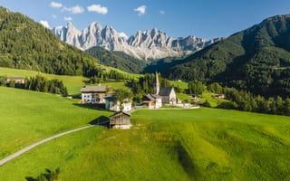 Картинка горы, природа, пейзаж, деревня, зеленые поля, церковь, альпы