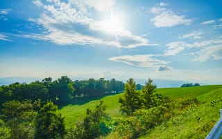 Картинка природа, пейзаж, небо, солнце, деревья, трава, лето, отдых, зелень, горы