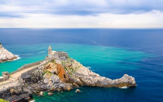 Картинка море, пейзаж, скалы, архитектура, небо, остров, природа, путешествия, синий, красота