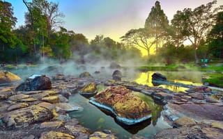 Картинка природа, горячие источники, пейзаж, вода, камни, туман, лес, закат