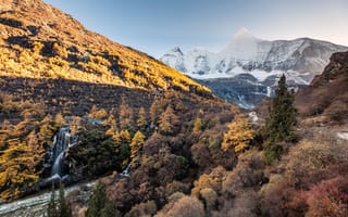 Картинка горы, природа, осень, водопад, пейзаж, лес, солнце