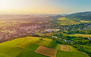 Картинка пейзаж, природа, деревня, горы, поля, закат, воздушная съемка