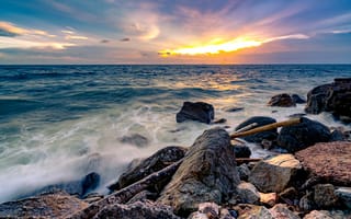 Картинка море, закат, камни, пейзаж, природа, волны, океан, побережье, небо, солнце