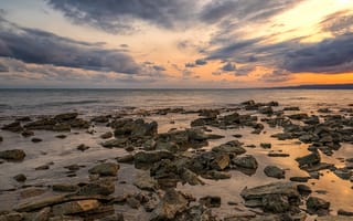 Картинка море, закат, камни, пейзаж, природа, небо, водная поверхность