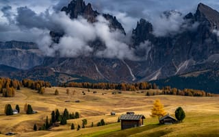 Картинка горы, природа, осень, пейзаж, домики, облака, лес