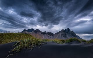 Картинка горы, пейзаж, небо, природа, тучи, трава, черный песок