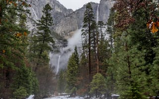 Картинка природа, водопад, лес, горы, пейзаж, осень, туман