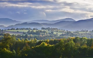 Картинка пейзаж, горы, природа, осень, деревья, небо, облака, зелень, долина, тихо