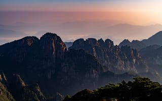 Картинка горы, пейзаж, природа, закат, туман, скалы, лес